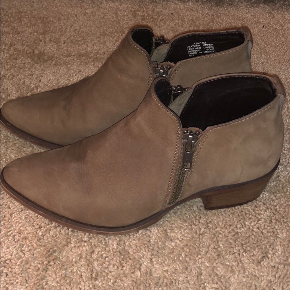 Size 6 Steve Madden ankle booties